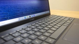 Asus ZenBook 14 UX425J logo detail