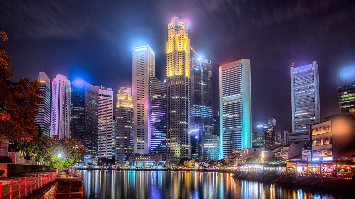 A view of Singapore&amp;#039;s skyline at night