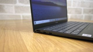 Asus ZenBook 14 UX425J left ports