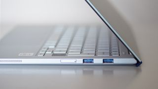Samsung Galaxy Book Ion - right hinge