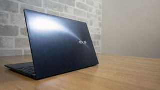 Asus ZenBook 14 UX425J rear logo